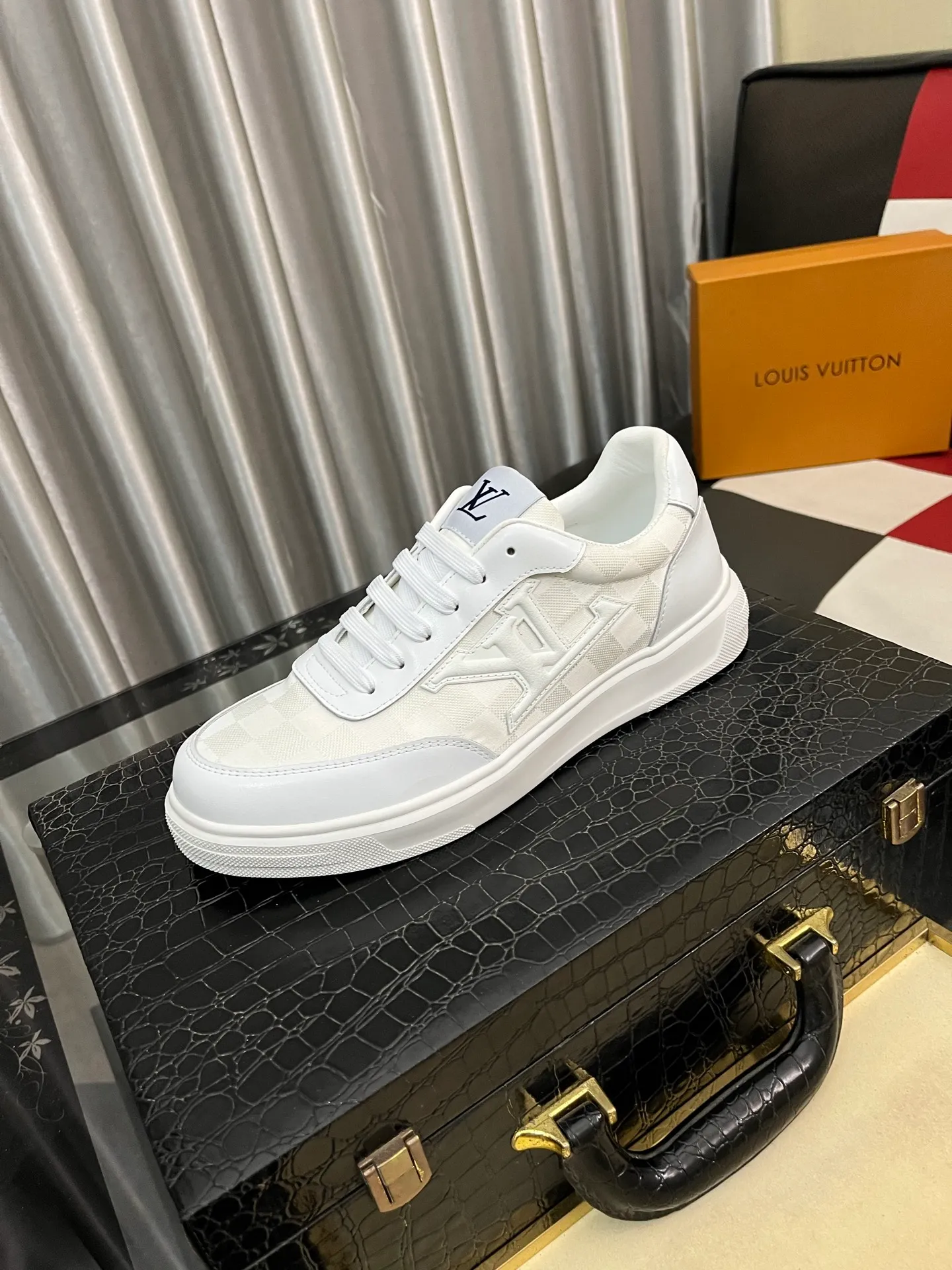 Men's shoes 💰400⌚️⌚️【LOUIS VUITTON】Same style as Louis Vuitton* official website 🚹Men's high-top casual shoes❤️Same style as popular celebrities and big names ~ Best-selling at home and abroad Lv focuses on the checkerboard series...Imported first-layer cowhide with special fabrics➕Full sheep leather lining➕Brand-specific hollow outsole💎Number: 38-443️⃣Colors available